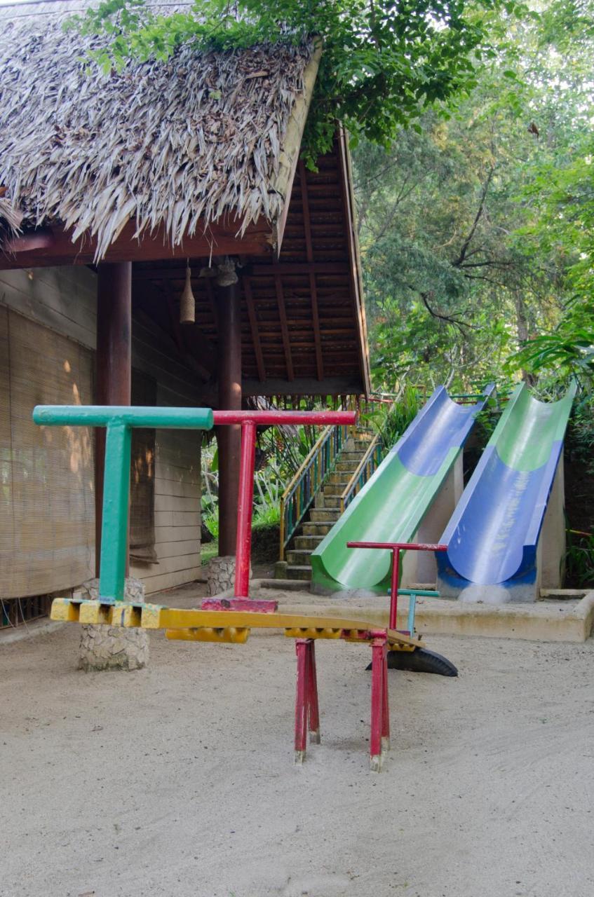 Hawaii Resort Family Suites Anyer Exterior photo